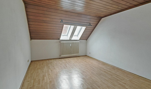 Centrally located 2-room attic apartment, number 5, in Oberviechtach – available immediately.