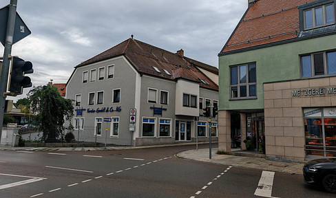 Centrally located 2-room attic apartment, number 5, in Oberviechtach – available immediately.