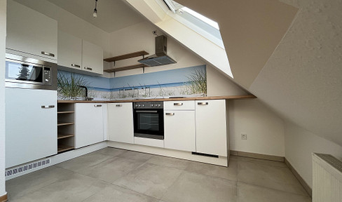 Gemütliche, helle DG-Wohnung, mit Küche, Wanne, Fensterbad, Top-Lage, frei ab sofort