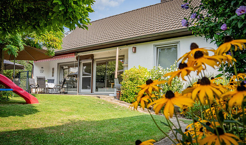 Detached family home with a beautiful garden, terrace, garage, and plenty of space, located in Reinheim.