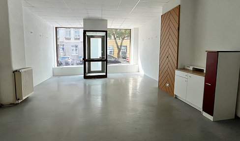 Commercial unit in the city center of Gera – ideal for use as an office, shop, or storage space – 106 square meters.