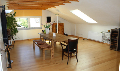 Spacious 3-room attic apartment with air conditioning and modern amenities.