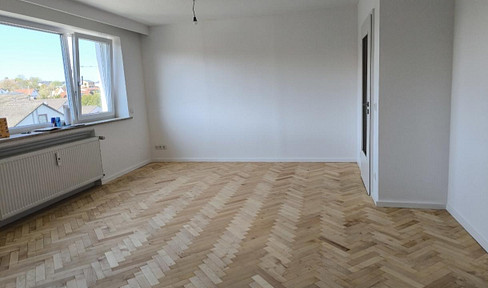 Renovated 3-room apartment with attic space, garden, garage, 2 parking spaces, and solar panel system, available without any outstanding issues.