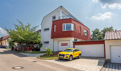 Wohnen mit Weitblick –  Gepflegtes Zweifamilienhaus mit parkähnlichem Südgarten und Panoramablick
