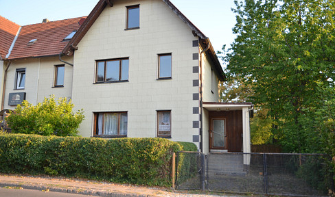 Fachwerk-Doppelhaushälfte mit Werkstatt, 2 Garagen, eigener Einfahrt und Ausbaupotenzial