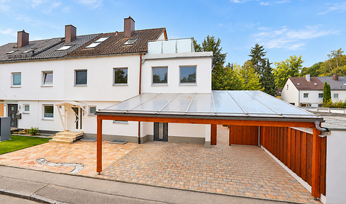 Spacious terraced house with approximately 205 square meters of living space and a large garden – no commission fees.