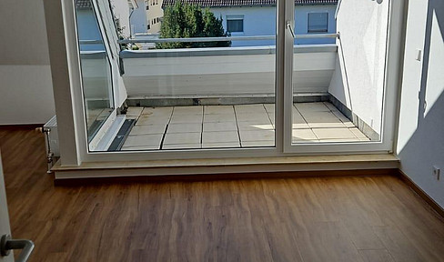 Helle 2-Zimmer-Dachgeschosswohnung mit Loggia & Tiefgarage