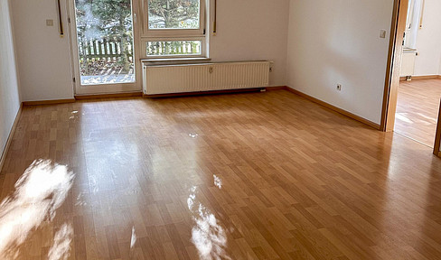 Cozy 2-room ground floor apartment with a private terrace, bathtub, and underground parking space in Landsberg.