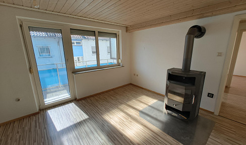 Immediately available 3-room apartment with a balcony, wood-burning stove, and parking space in Leonberg-Eltingen.