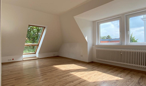 Bright 3-room attic apartment in Bremerhaven-Lehe.