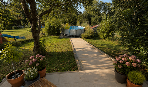 View. Fall in love. Move in. Modernized semi-detached house with a beautiful garden.