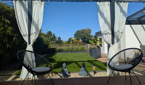 Energy-efficiently renovated terraced bungalow (A+ rating) with a private atrium garden and unobstructed green views.