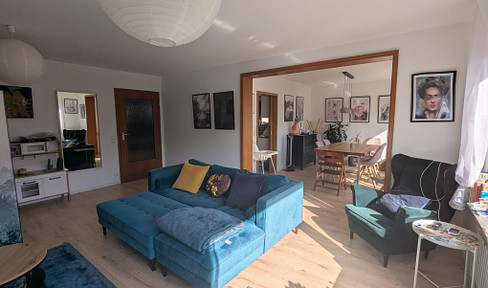 Sunny apartment on the first floor with a spacious living/dining area and 2 balconies.