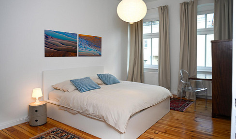 Stylish, fully furnished 65 m² apartment in a historic building, with a balcony – located directly next to Steglitz City Park.