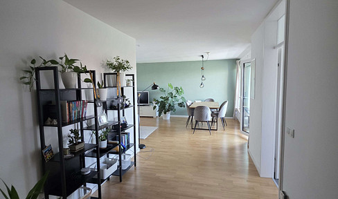 Luitpoldpark / Olympic Park: Beautifully renovated 3-room apartment (82 m²) with balcony, elevator, and underground parking space.