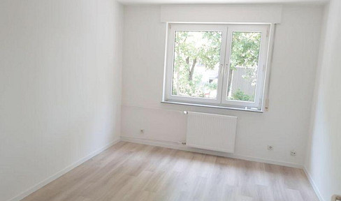 Beautiful, bright 2-room apartment with fitted kitchen, balcony, and parking space in Konstanz.