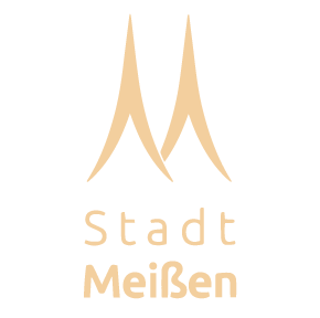 Commercial property with apartment, centrally located, 01662.