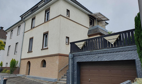 Attraktive Doppelhaushälfte mit zwei Wohneinheiten und großem Garten