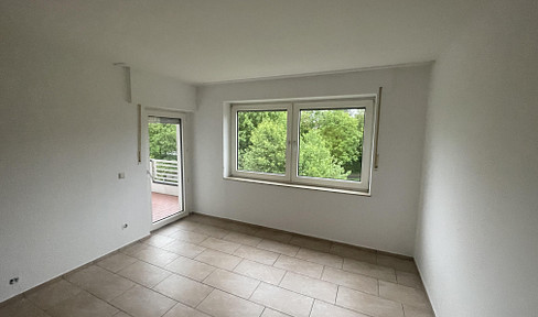 Geräumige 5- Zimmer Wohnung mit Balkon im 2. OG