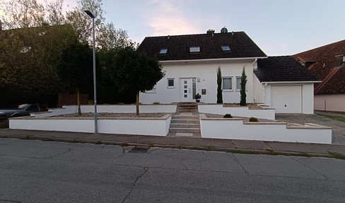 Modern single-family house with a large garden and a south-facing terrace.