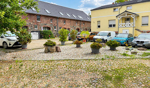 Drei-Zimmer-Dachgeschosswohnung auf Vierseitenhof 30 Minuten von Tesla Gigafactory