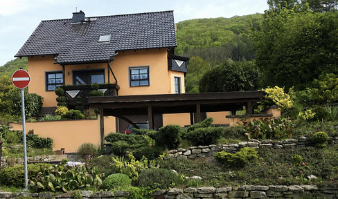 Einfamilienhaus mit Pool und großem Garten