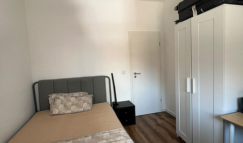Möbliertes, renoviertes WG-Zimmer in 4er-WG mit Balkon!