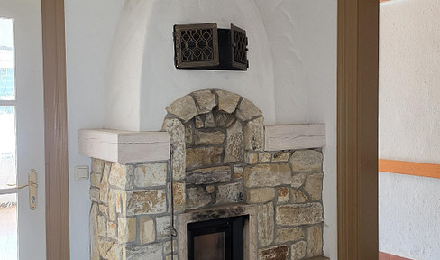 Modernized terraced house with the charm of a traditional building, featuring a separate apartment.