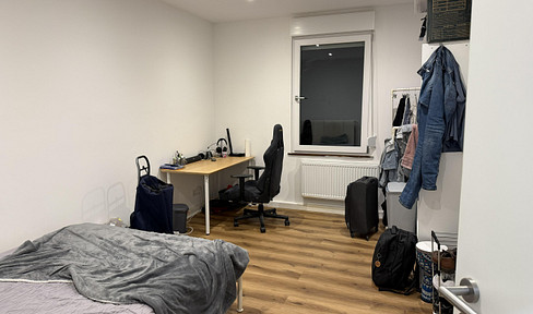 Möbliertes, renoviertes WG-Zimmer in 4er-WG mit Balkon!