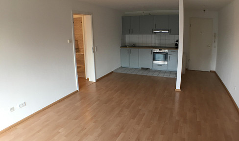 Hilden-Nord: Bright 2-room apartment including fitted kitchen, new flooring, elevator, and underfloor heating, located near Nordmarkt.