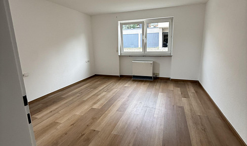 Großzügige 4 Zimmer EG Wohnung mit Terasse und kleinem Garten