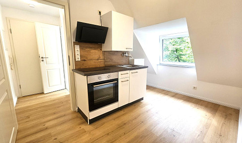Freshly renovated one-bedroom attic apartment with fitted kitchen, located in a quiet area and a well-maintained building.