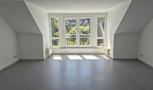 Helle Dachgeschosswohnung mit Küchenbalkon