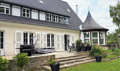 Country-style villa on a 5,245 m² plot: Dream garden and versatile layout for living and working.
