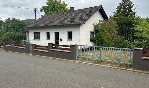 Gepflegtes Einfamilienhaus mit großem Potenzial & zusätzlichem Baugrundstück in 54570 Neroth