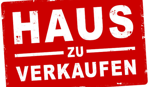 ***NO COMMISSION***Detached single-family house with an additional small building in the back, suitable for tradespeople.***