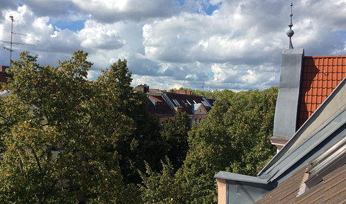 Sanierte 2-Zimmer-Dachgeschosswohnung mit Dachterrasse – bezugsfrei in Berlin-Neukölln