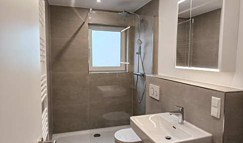 Modern 1-bedroom apartment with a separate kitchen and balcony.