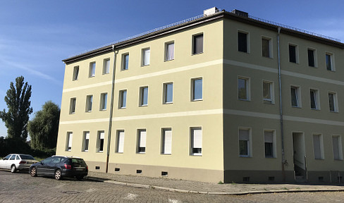 Brand new apartment after extensive renovation: attractive 3-room apartment with fitted kitchen in Dessau.
