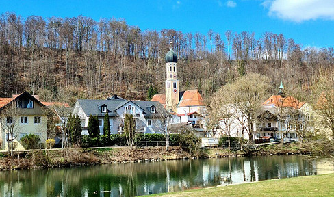 Detached house with no service charges, featuring a large south-facing garden, located in Waldram, Wolfratshausen.