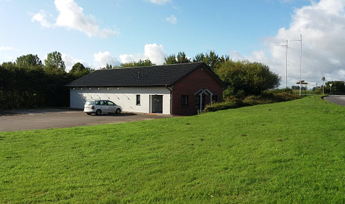 Modern and substantial commercial property in Bredenbek, located near the A210/A7 motorway.