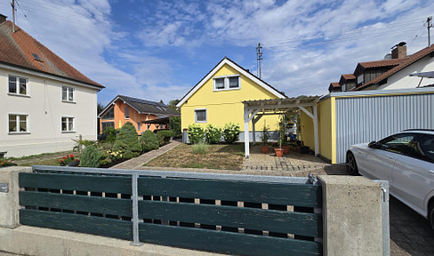 Well-maintained detached house with a bright attic apartment.