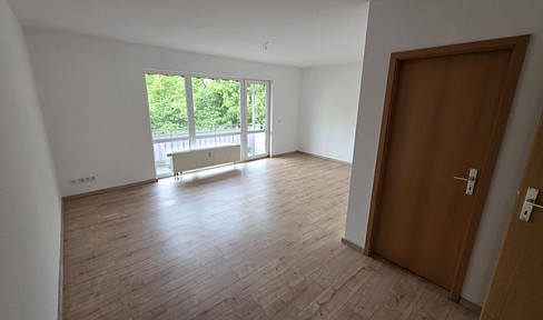 Enjoy peaceful and green living in Leipzig-Paunsdorf – well-maintained 2-room apartment with a balcony and parking space.