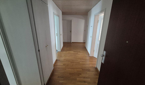 Exclusive 4-room apartment with fitted kitchen and parking space in Stuttgart.