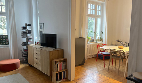 Spacious 4-room apartment in a historic building, located in the heart of the Kreuzviertel district of Dortmund.