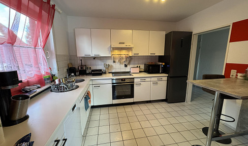 Beautiful 3-room apartment with kitchen, bathroom, fitted kitchen, utility room, balcony, fireplace, washer-dryer, and carport with charging station.