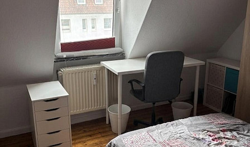 Achtung: WG Zimmer! 2 private Zimmer (plus Wohnzimmer) für je 430 € Warmmiete