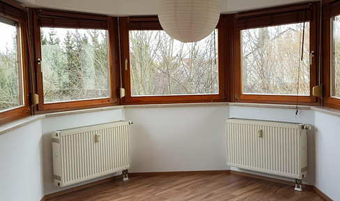 No brokerage fees: 2-room apartment in Freising, with balcony, underground parking, bathtub, and located near the city center.