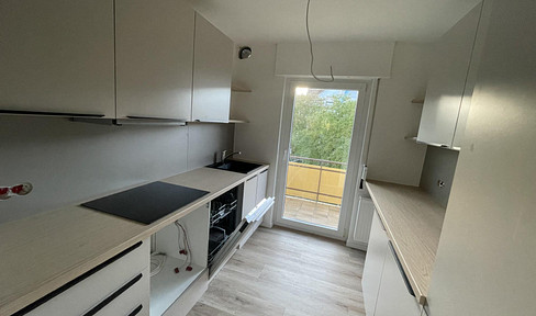 Erstbezug nach umfassender Sanierung: Helle 3-Zimmer-Wohnung mit EBK, Balkon & Garage