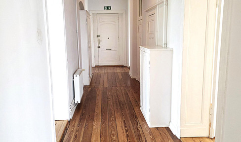 Residential and commercial property: A very prestigious 7-room apartment, located near the S-Bahn station Karlshorst, with a living area of 204 square meters.